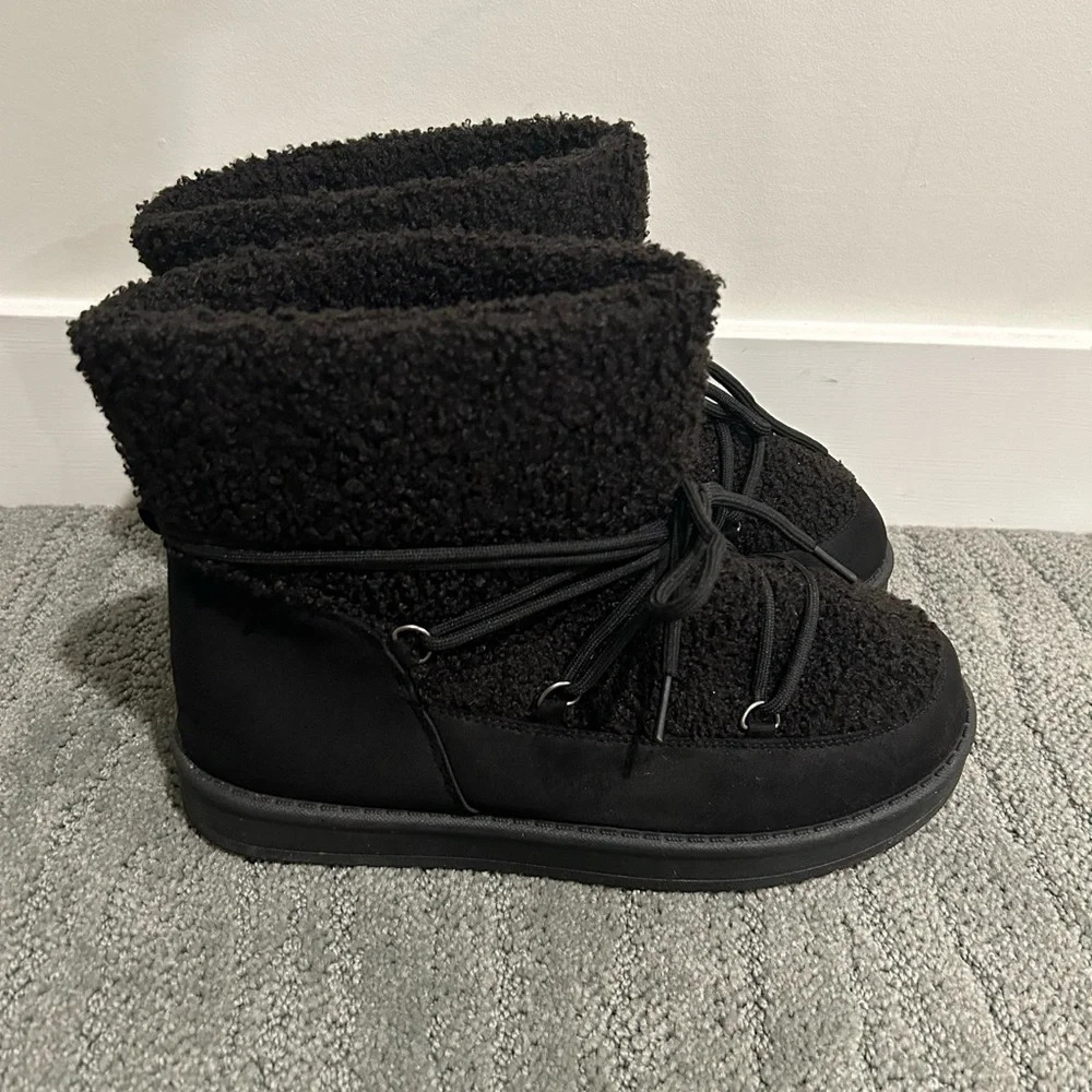 Women’s black boucle winter  boots